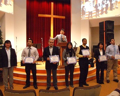 Formatura do Seminário de Evangelismo No domingo passado, 11 de Dezembro, foi realizada a formatura dos alunos que terminaram satisfatoriamente o “Seminário...