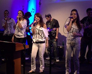 Preto e branco - Reunión evangelística de los jóvenes El Sábado 9 de Junio, el grupo de jóvenes de nuestra iglesia, organizó una reunión evangelística musical, donde muchas...